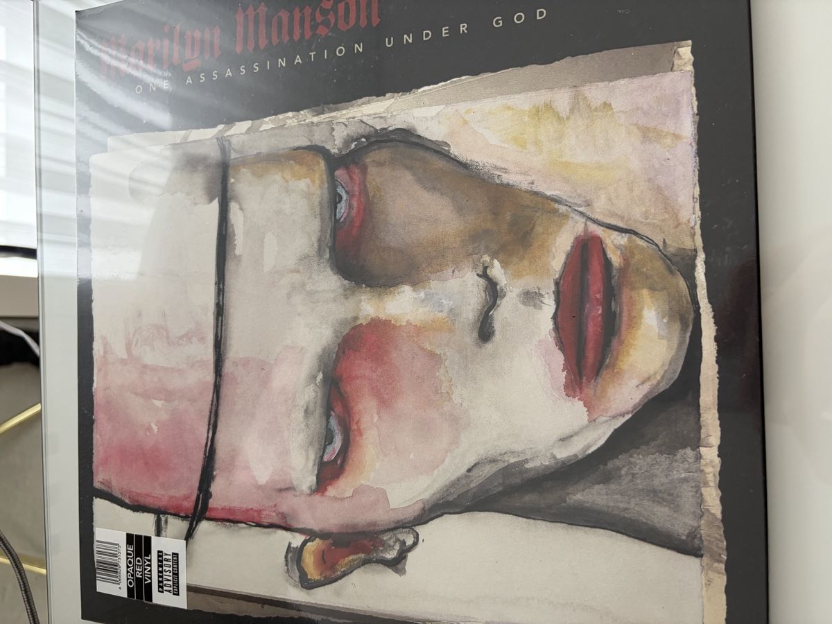 Dischi in vinile: Marilyn Manson LP One Assassination Under God - Chapter 1 – Nuovo e nell'imballaggio originale da Härkingen venduto da cinemaster