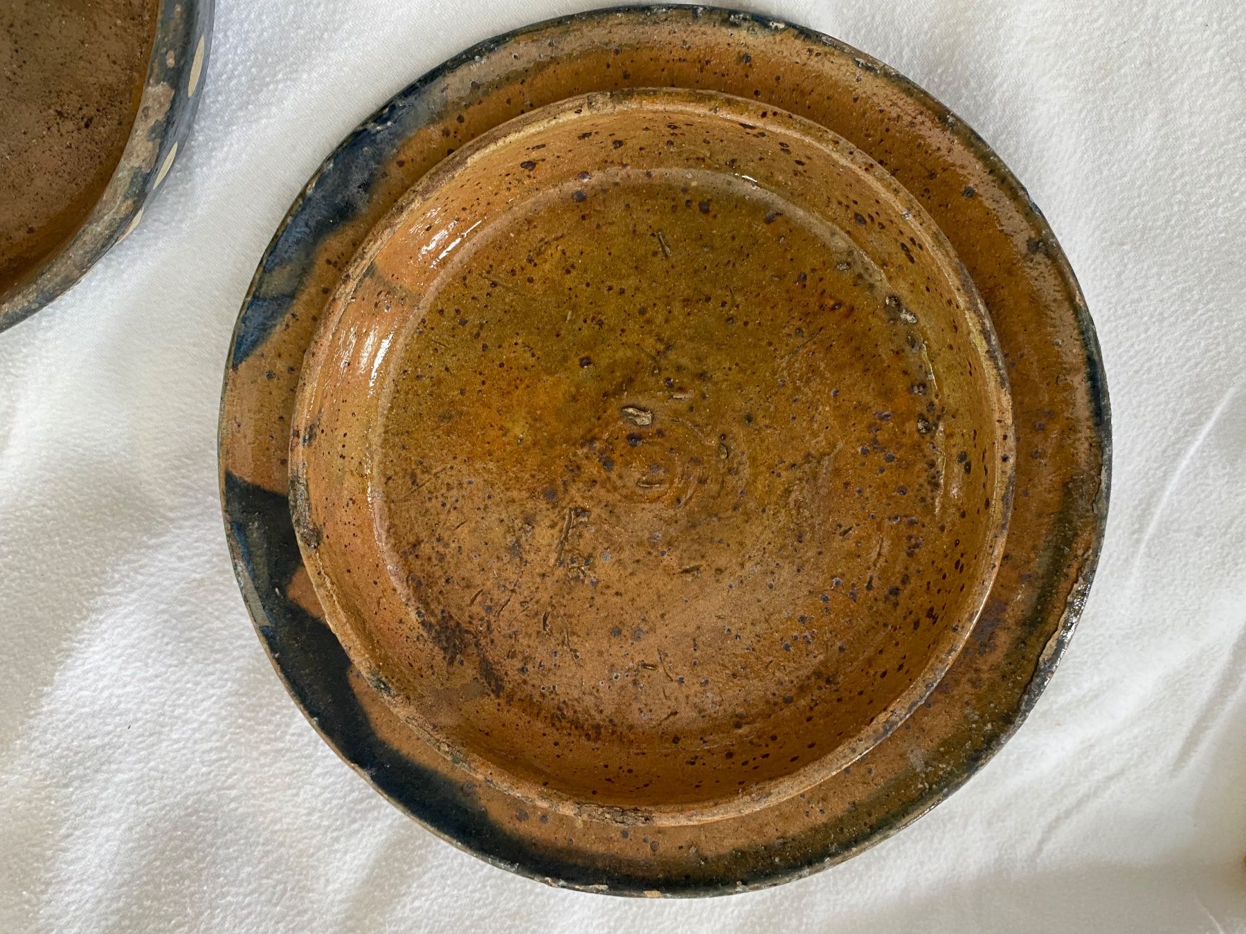 Ciotole: Antike Keramikschüssel mit Deckel, Rebenmuster – Usato da Tecknau venduto da Gluschtikum 4