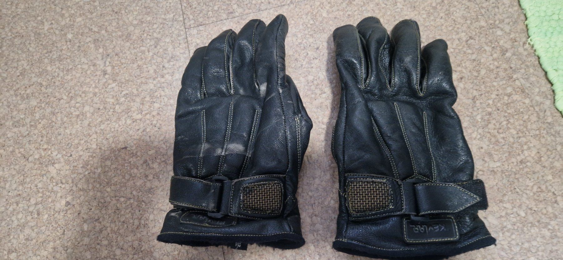 Handschuhe & Handstulpen: Motoradhandschuhe Leder / Kevlar Grösse M – Gebraucht aus Winterthur von rudolfonso