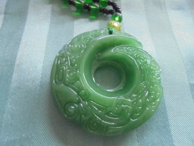 Catenine: Jade Anhänger grün mit Kette – Usato da Hinwil venduto da Glasperlen 1