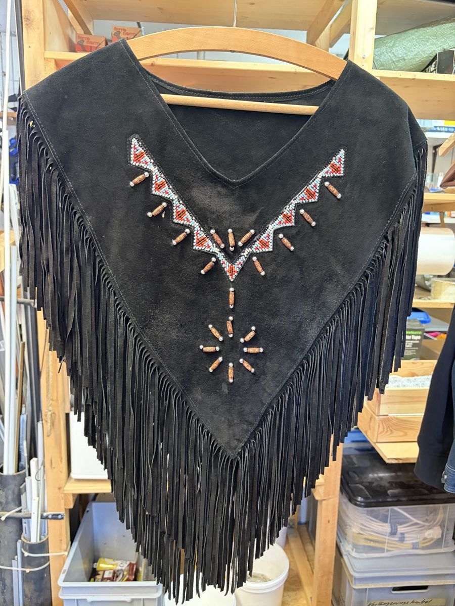 Sonstige Damenmode: Poncho Leder Schwarz Fransen mit Perlen bestickt Grösse M – Gebraucht aus Veltheim AG von eri_n5pn