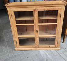 wunderschönes Tannenmöbel mit Glastürli
