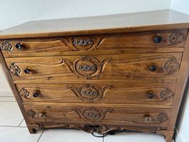Vintage-Kommode aus Holz mit Schnitzereien und 4 Schubladen