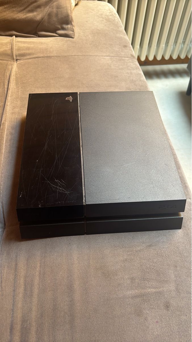 Sony Consoles: Sony PlayStation 4  schwarz Kratzer – D'occasion à Rapperswil SG par pas_2wpz