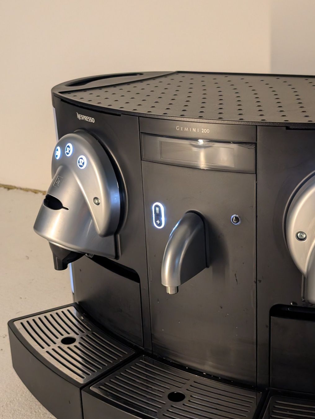 Nespresso Macchine per caffè & Macchine per espresso: Nespresso Gemini cs 200 pro Kaffeemaschine – Usato da Bern venduto da Mantel0 1