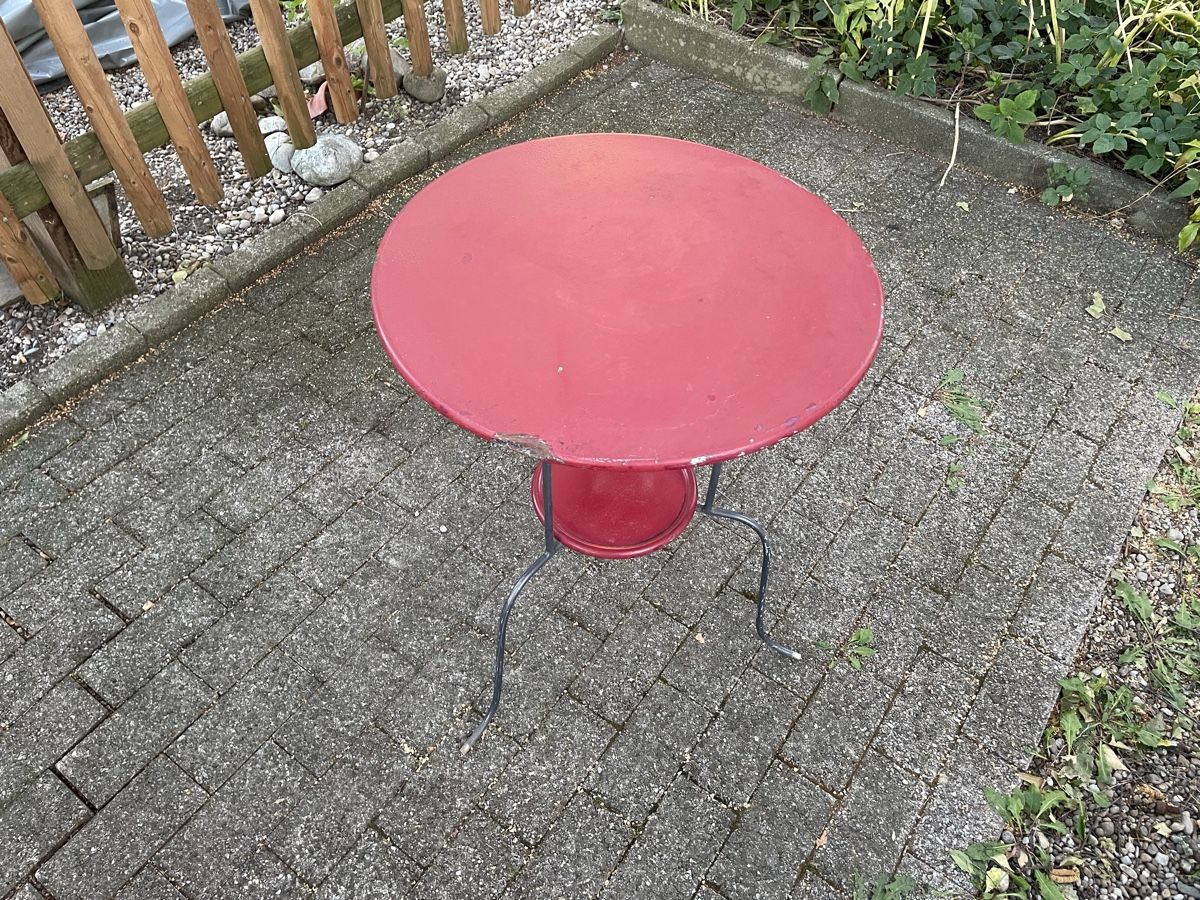 Tavoli: Bistrotisch / Gartentisch rot – Usato da Winterthur venduto da Kingori 2