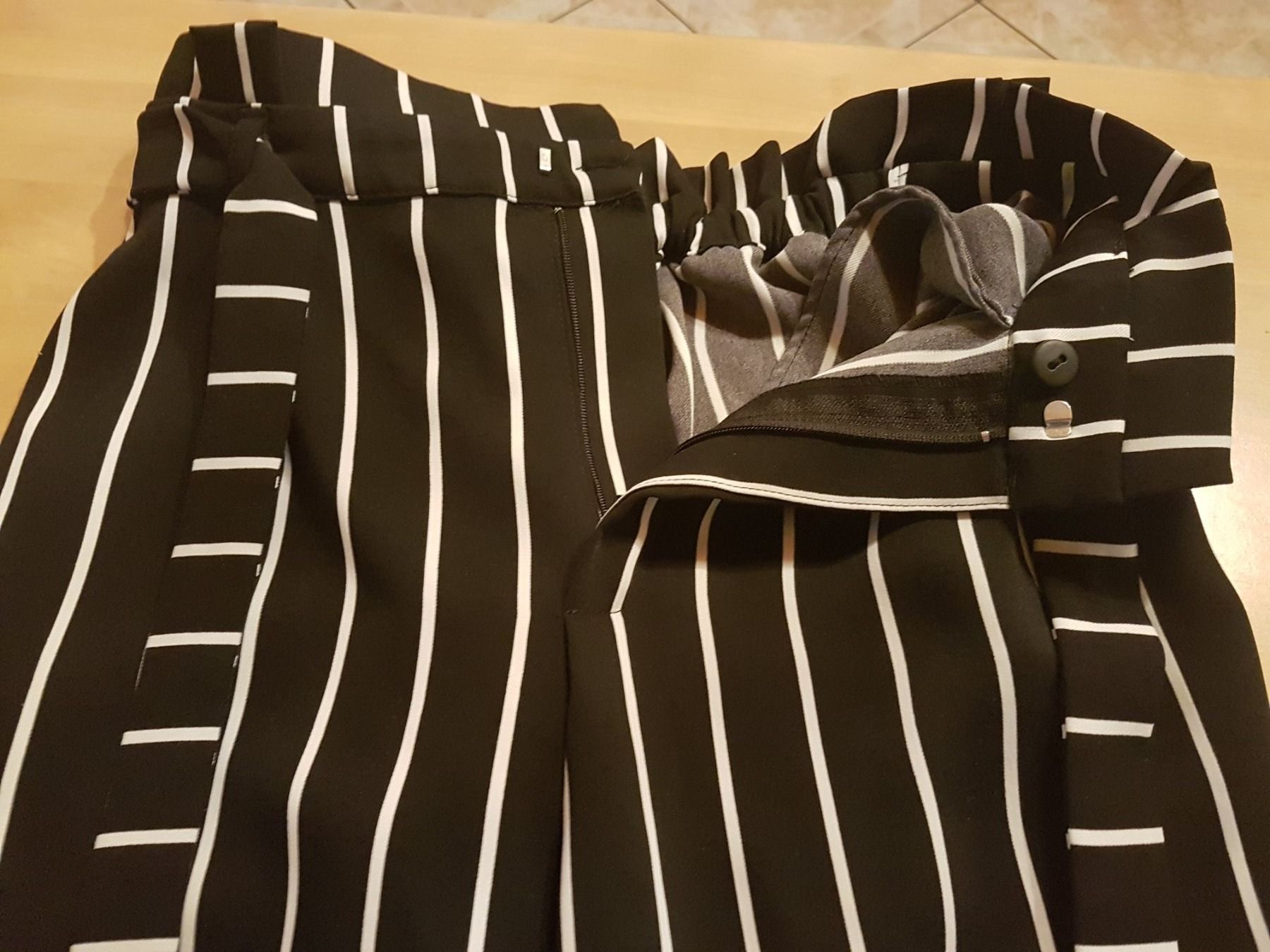 Pantaloni: Pantalon taille 26 marque Pull & Bear avec ceinture – Usato da Villiers venduto da san_jn5w 2