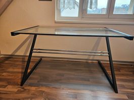 Moderner Glastisch mit Stahlgestell