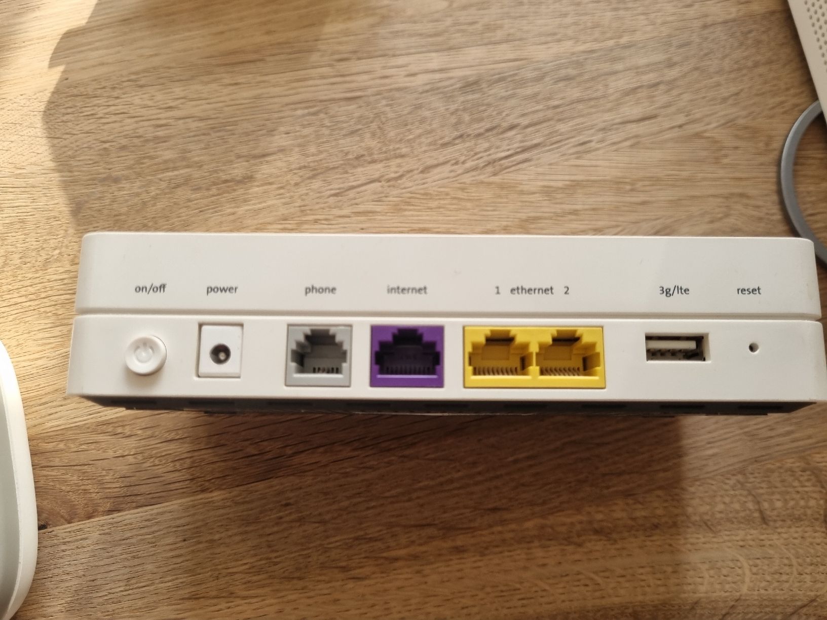 Swisscom Modem & Router: Swisscom Box Internet TV Téléphone, avec télécommande – Usato da Neuchatel venduto da Groove 1