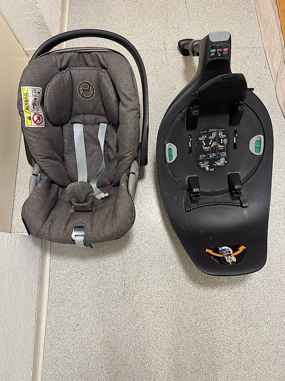 Cybex Auto-Kindersitze: Cybex Autositz und Cybex Base Z – Gebraucht aus Winterthur von Yolozo