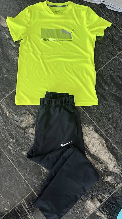 T-shirts: Tshirt +Leichte Sporthosen Set – D'occasion à Günsberg par ElenaFl