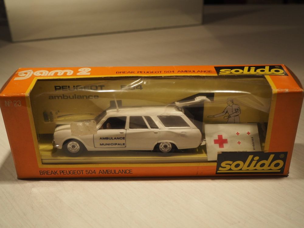 1/43 Solido N°23 ancienne COMME NEUVE Peugeot 504 break ambulance