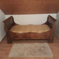 Gut erhaltenes, antikes Bett im Stil Biedermeier in Nussbaum