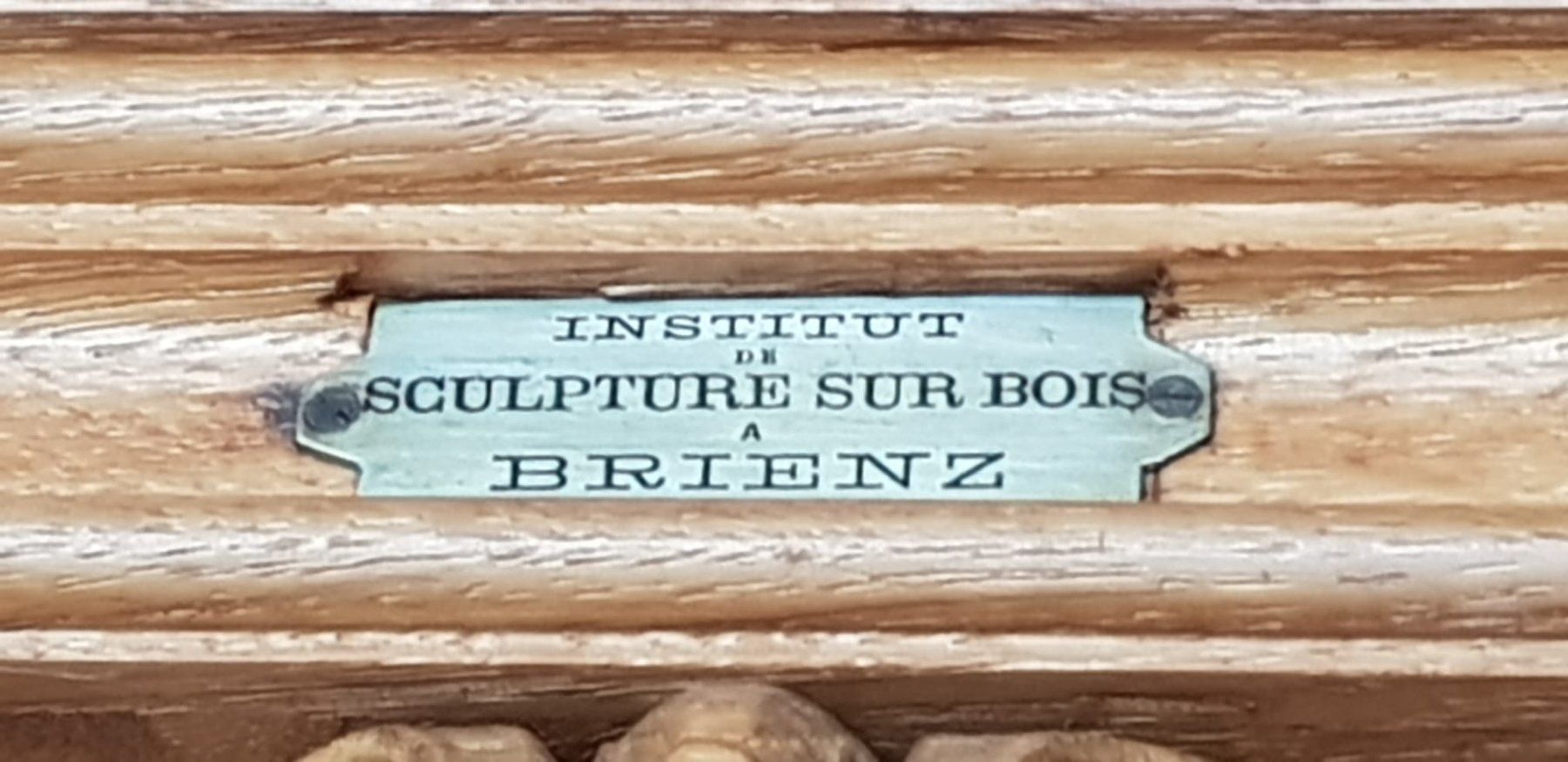Armadi: Vitrinenschrank mit Brienzer-Holzschnitzerei – Usato da Brienz BE venduto da Dillitrix 1