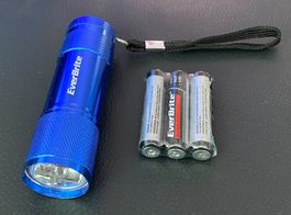 blaue Taschenlampe EverBrite, Batterien inklusive, blue