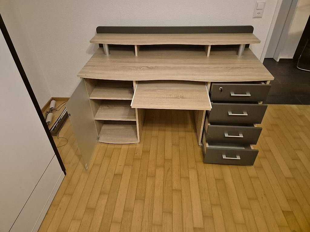 Scrivanie: Pult – Usato da Sursee venduto da Anita.01 2