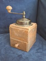Moulin à café ancien en bois avec manivelle, objet de déc...