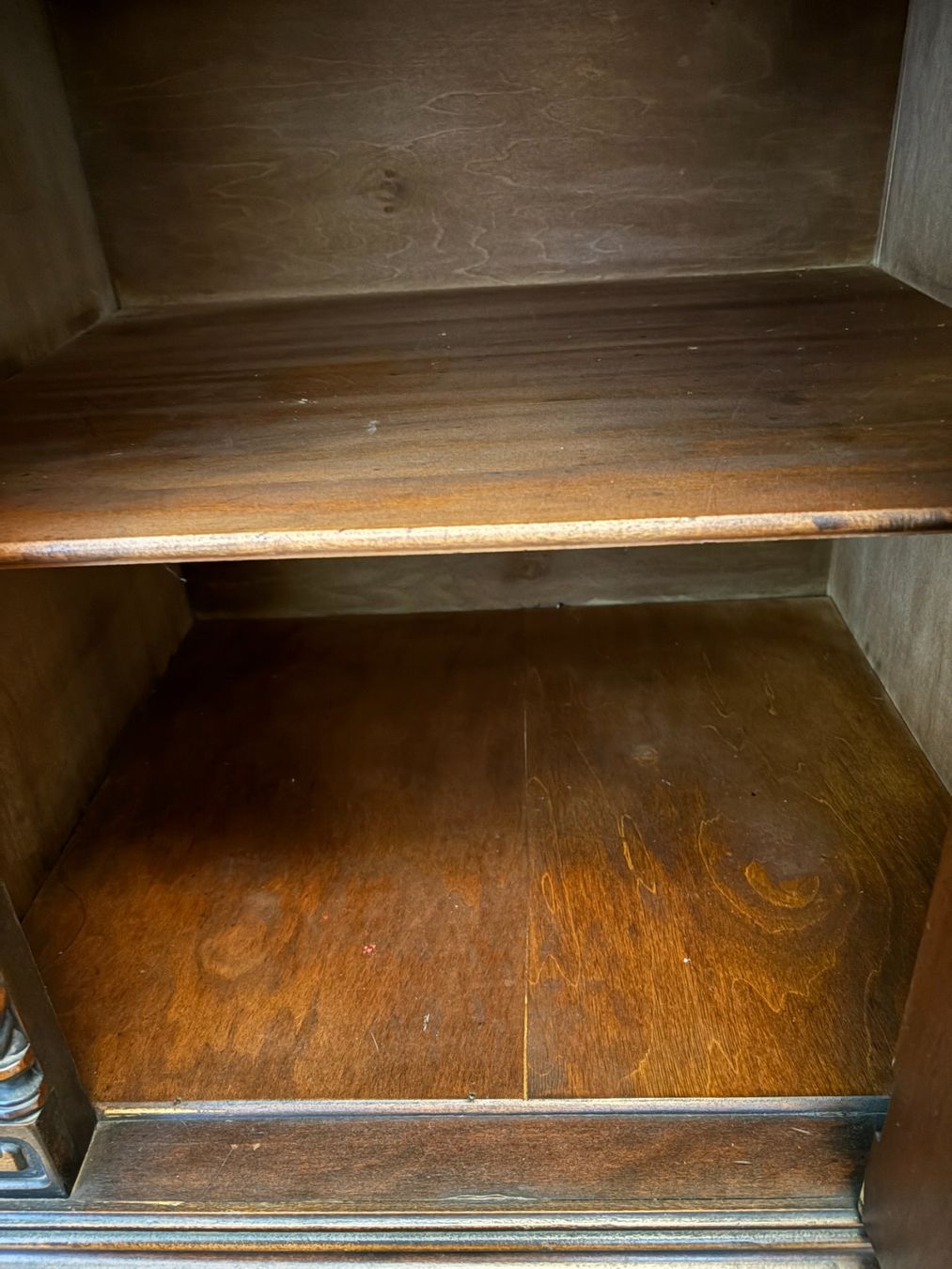 Cassettiere: Sideboard aus Holz mit Zierschnitzereien – Usato da Menzingen venduto da Pacific_5un 8