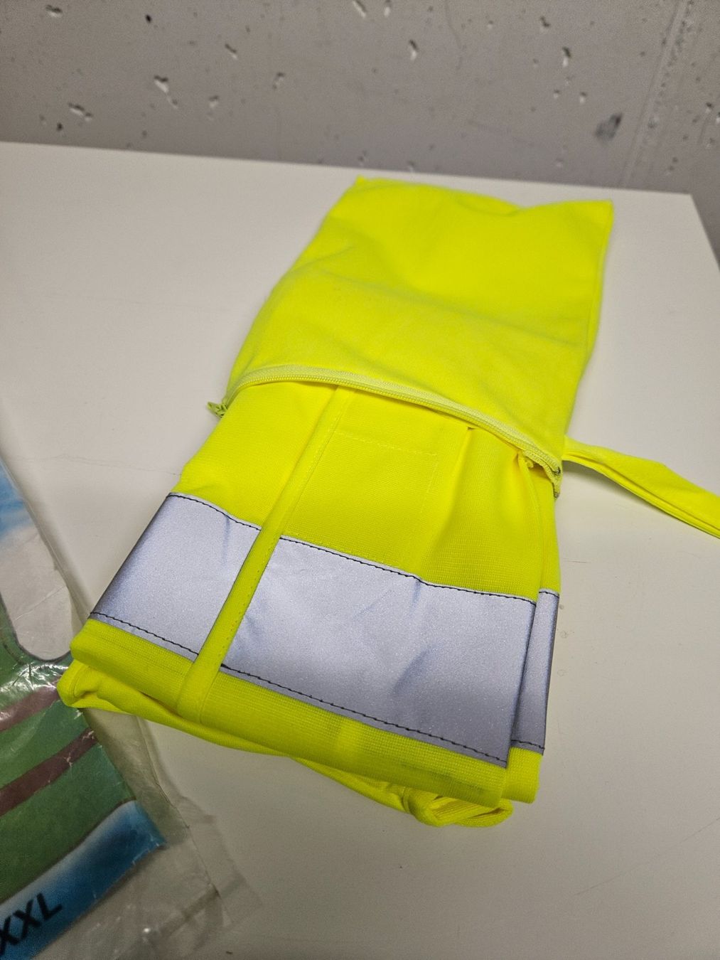 Gilet & Giacche: Warnwesten 2 Stk. Neu und unbenutzt. – Nuovo (secondo la descrizione) da Chur venduto da Einszweidreiviermein 6