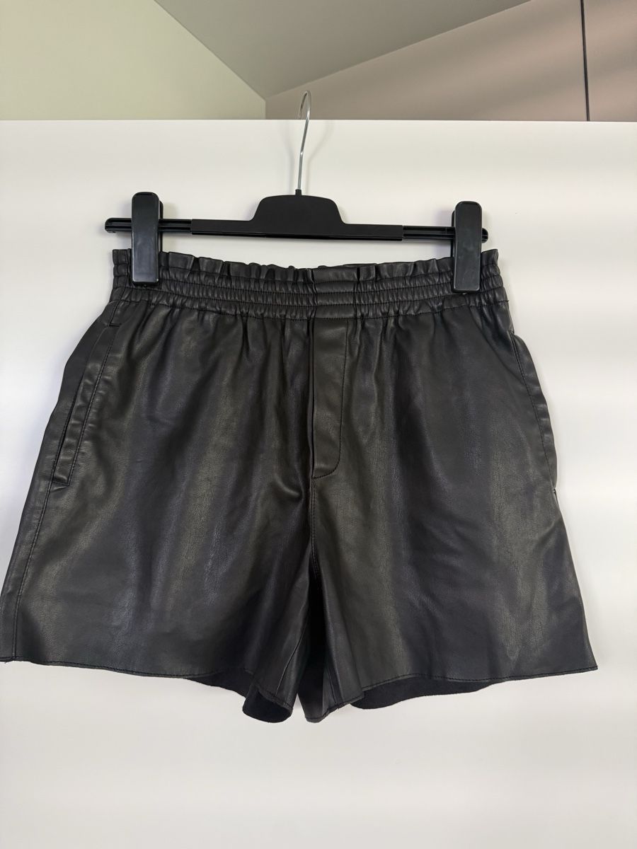 Mango Pantaloni: Damen Shorts Kunstleder – Usato da Fällanden venduto da tom_bd2c