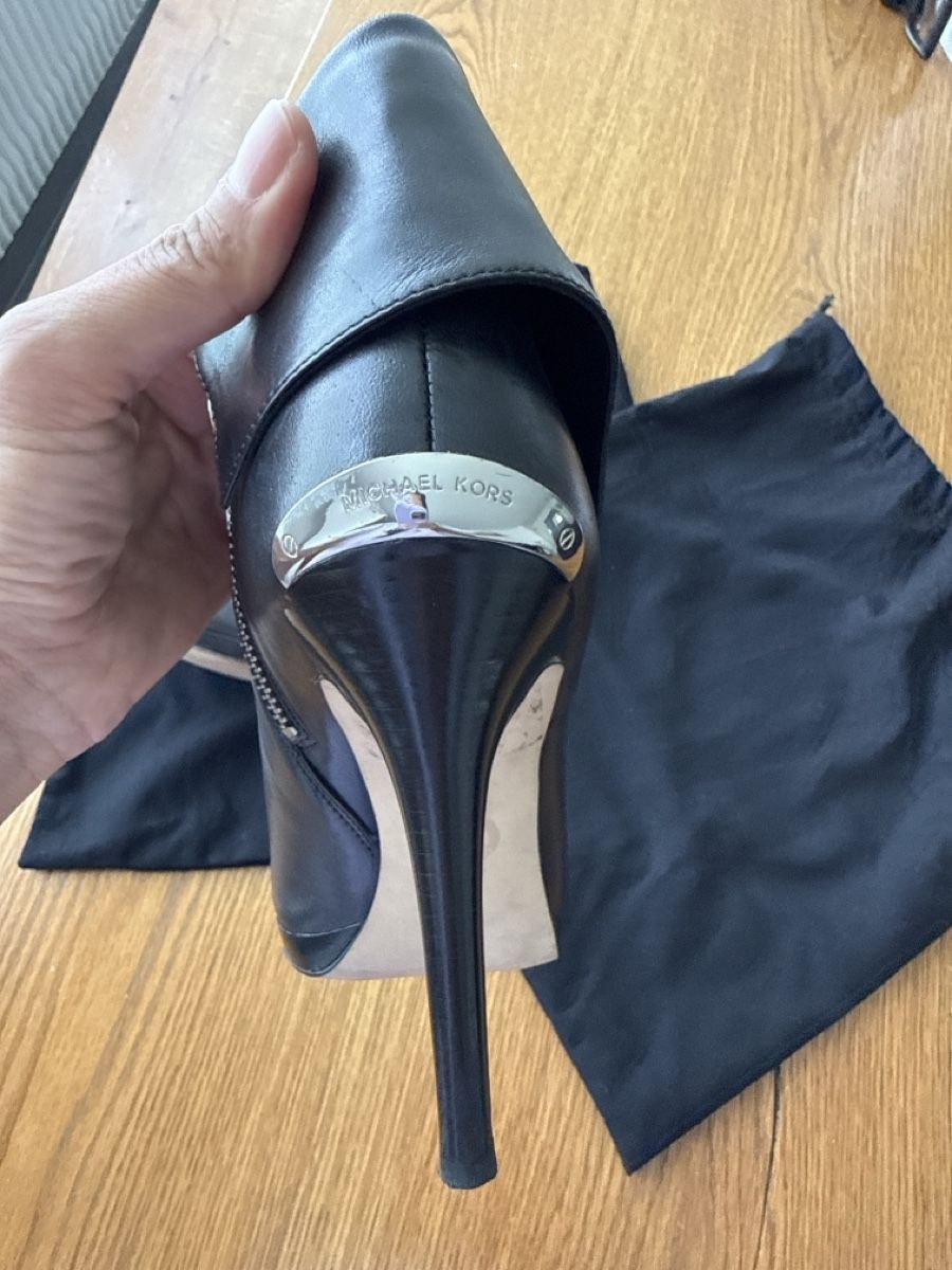 Michael Kors Scarpe da donna: Chic Black Leather Heeled Ankle Boots - Michael Kors – Usato da Oberglatt ZH venduto da Sale12 3