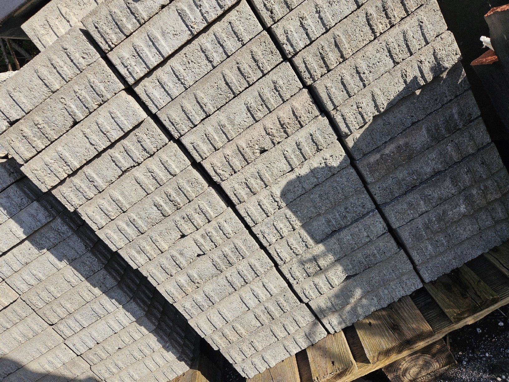 Pietre & tegole: Pflasterstein 25×25×6cm 35m² – Usato da Wasen im Emmental venduto da Yolo.2024 2