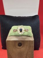 ring mit Saphir und Zirkonia Steinen in Goldfarbe