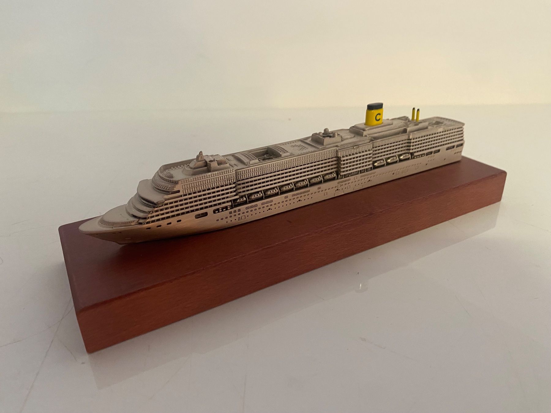 Modellbausätze & Standmodelle: Costa Luminosa Schiffsmodell - Rares Sammlerstück – Gebraucht aus Ballwil von ClassicGallery 5