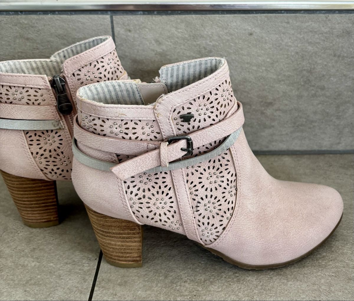 Tom Tailor Scarpe da donna: NEU: Rosa Stiefeletten mit Absatz, Tom Tailor Gr. 38 – Nuovo e nell'imballaggio originale da Oberdorf SO venduto da misijael 1