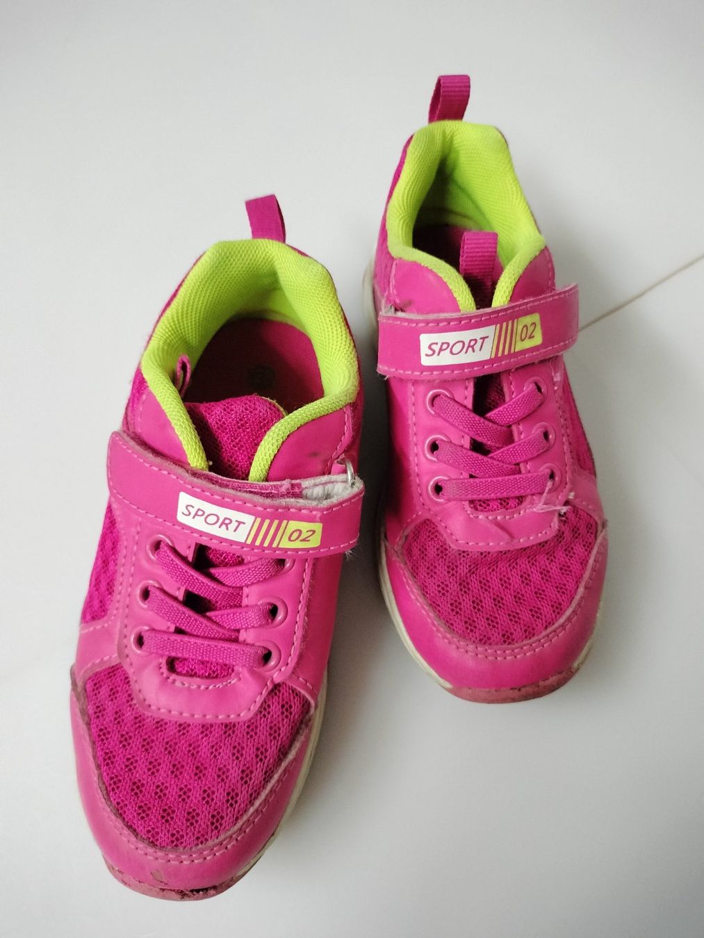 Scarpe per ragazze: Turnschuhe Grösse EU 28 – Usato da Neftenbach venduto da TheKringel