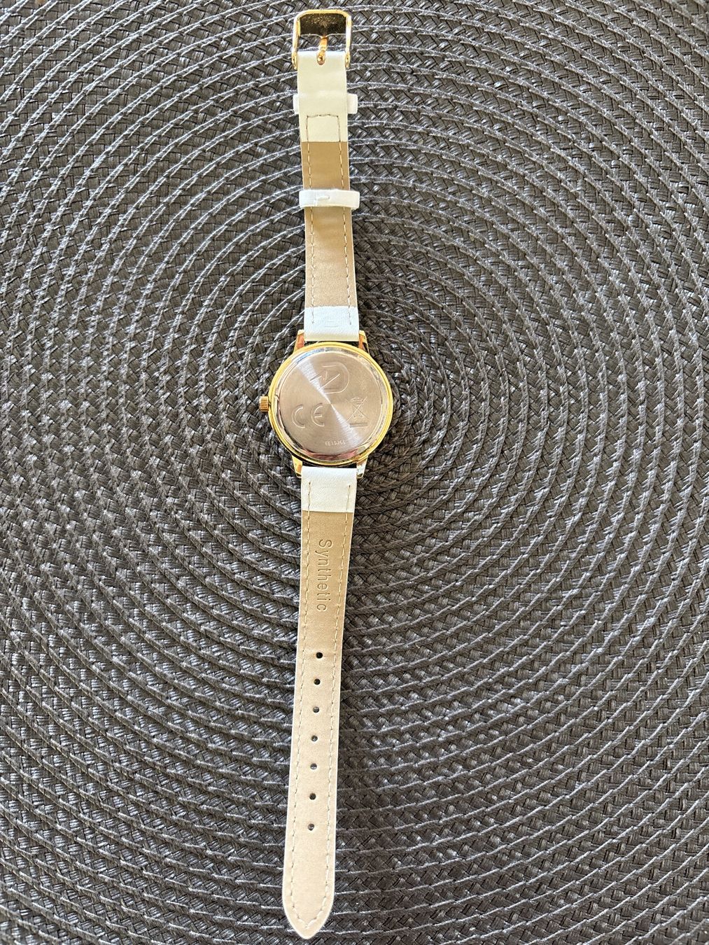 Montre femme cadran doré bracelet blanc bon état (D'occasion) à pringy ...