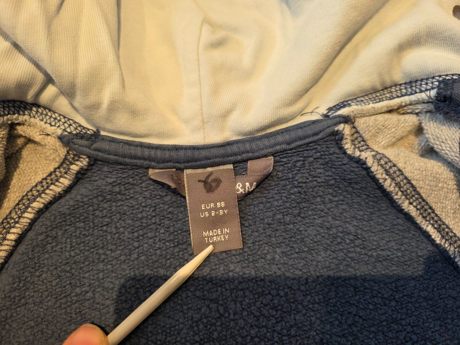 Pullover & Sweatshirts: 2 Kapuzenpullover in Grösse 98 – Gebraucht aus Meiringen von tma_2 5