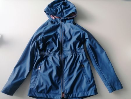 Guter Zustand. Regenmantel leicht gefüttert Girl 146/152