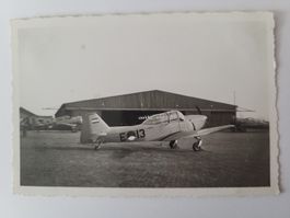 Historisches Foto Flugzeug E-13 vor Hangar guter Zustand