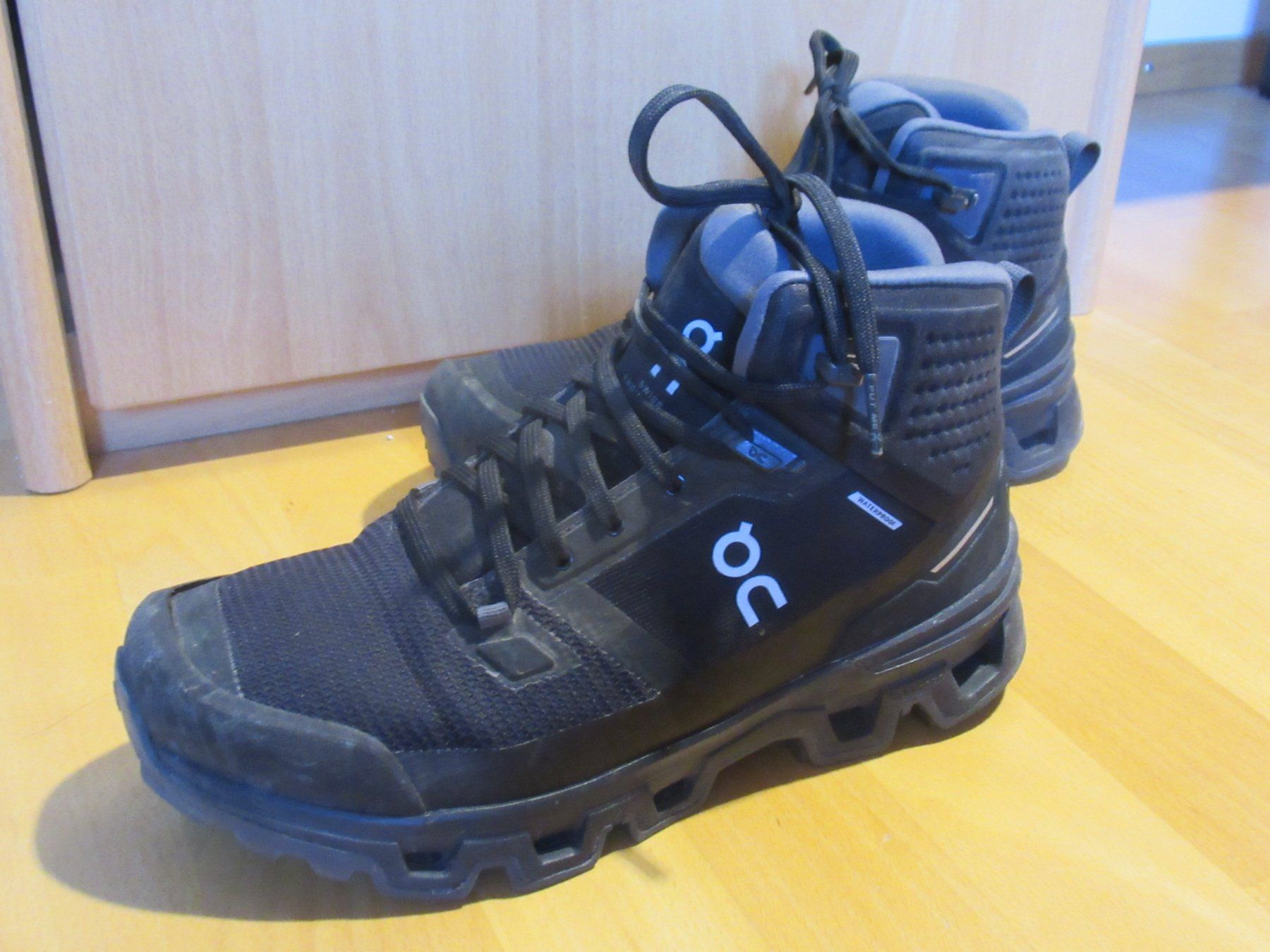On Herrenschuhe: Wanderschuhe ON Cloudrock Waterproof Grösse 39, fast neu! – Gebraucht aus Schwerzenbach von Lordiman