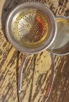 Teesieb mit Zange silberfarben versilbert akzeptabler Zustan