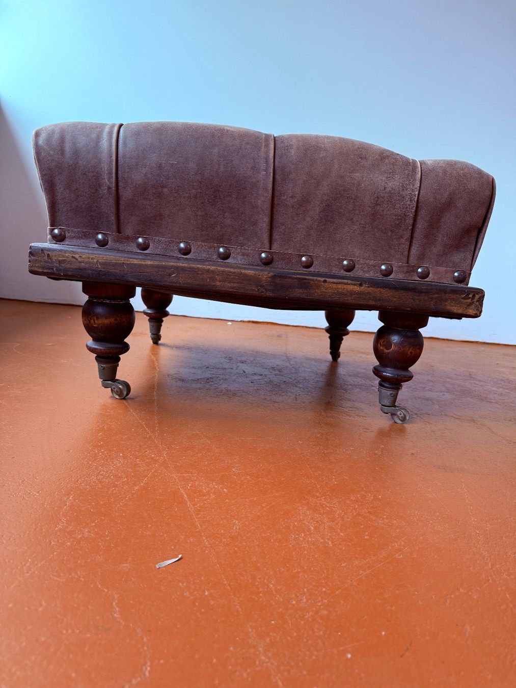 Hocker: Vintage Leder-Pouf-Hocker auf Rollen – Gebraucht aus Basel von mat_nj5b 3