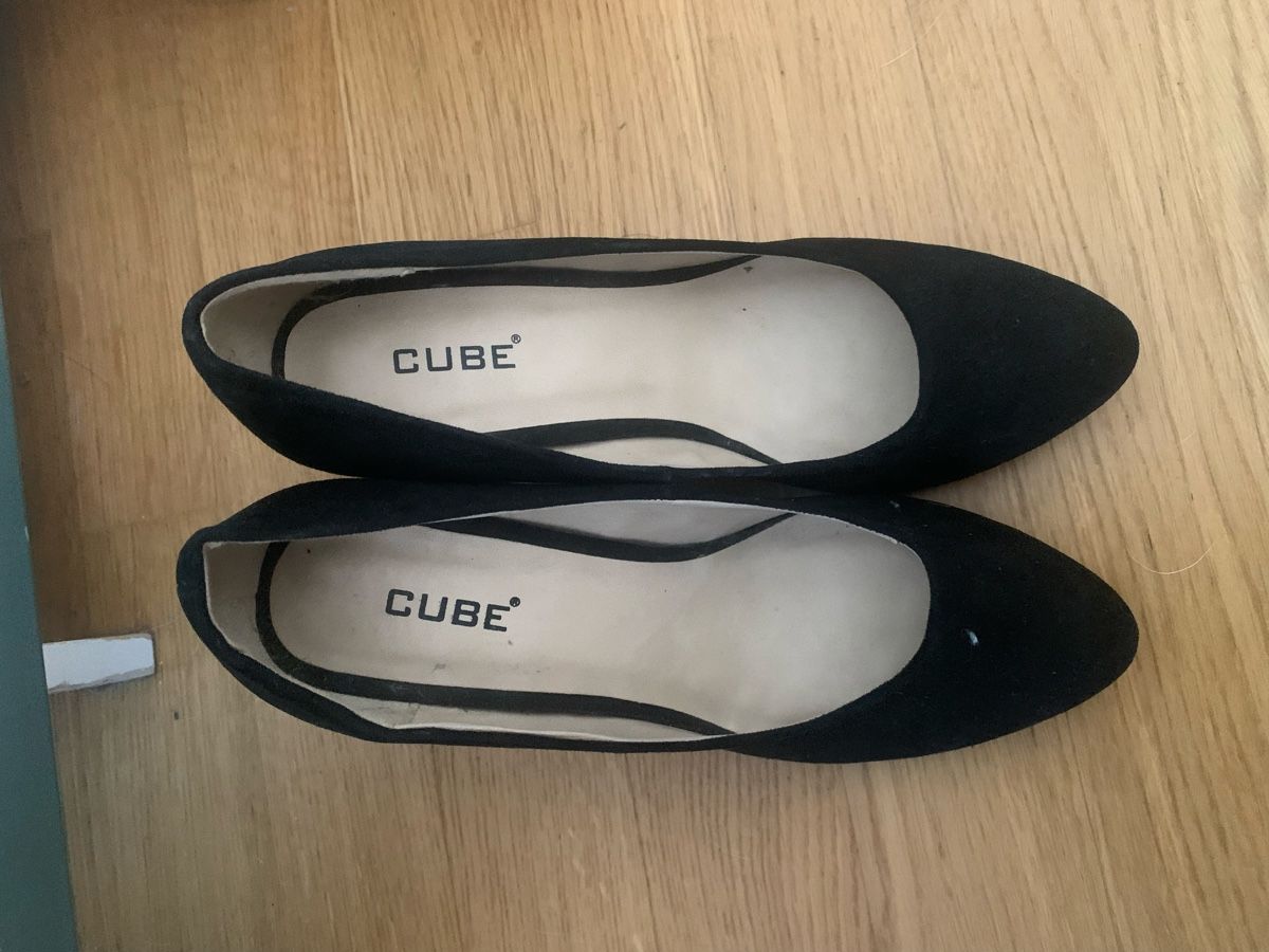 Cube Scarpe da donna: Schwarze CUBE Pumps, Gr. 39 – Usato da Basel venduto da ari_xy65