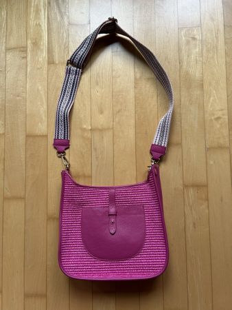 Umhängetasche mit Crossbody-Riemen, fuchsia 
