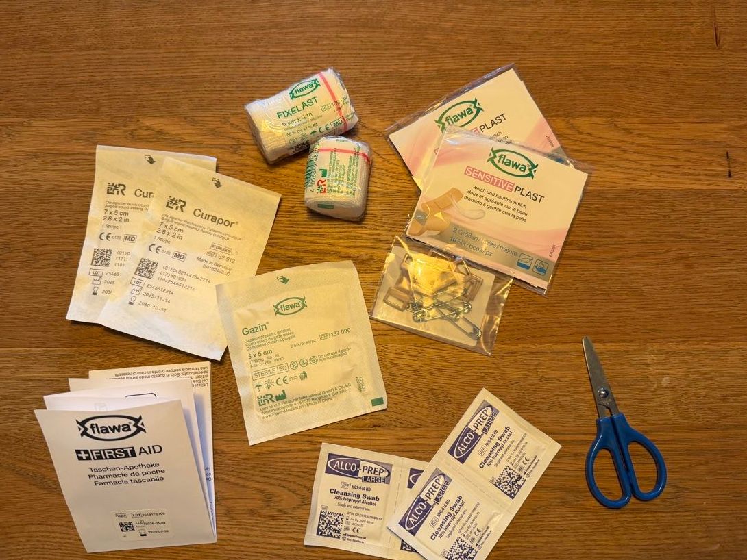 Kit di pronto soccorso: Erste Hilfe Set Verbandsmaterial Pflaster Schere neu – Nuovo (secondo la descrizione) da Sursee venduto da Since1975