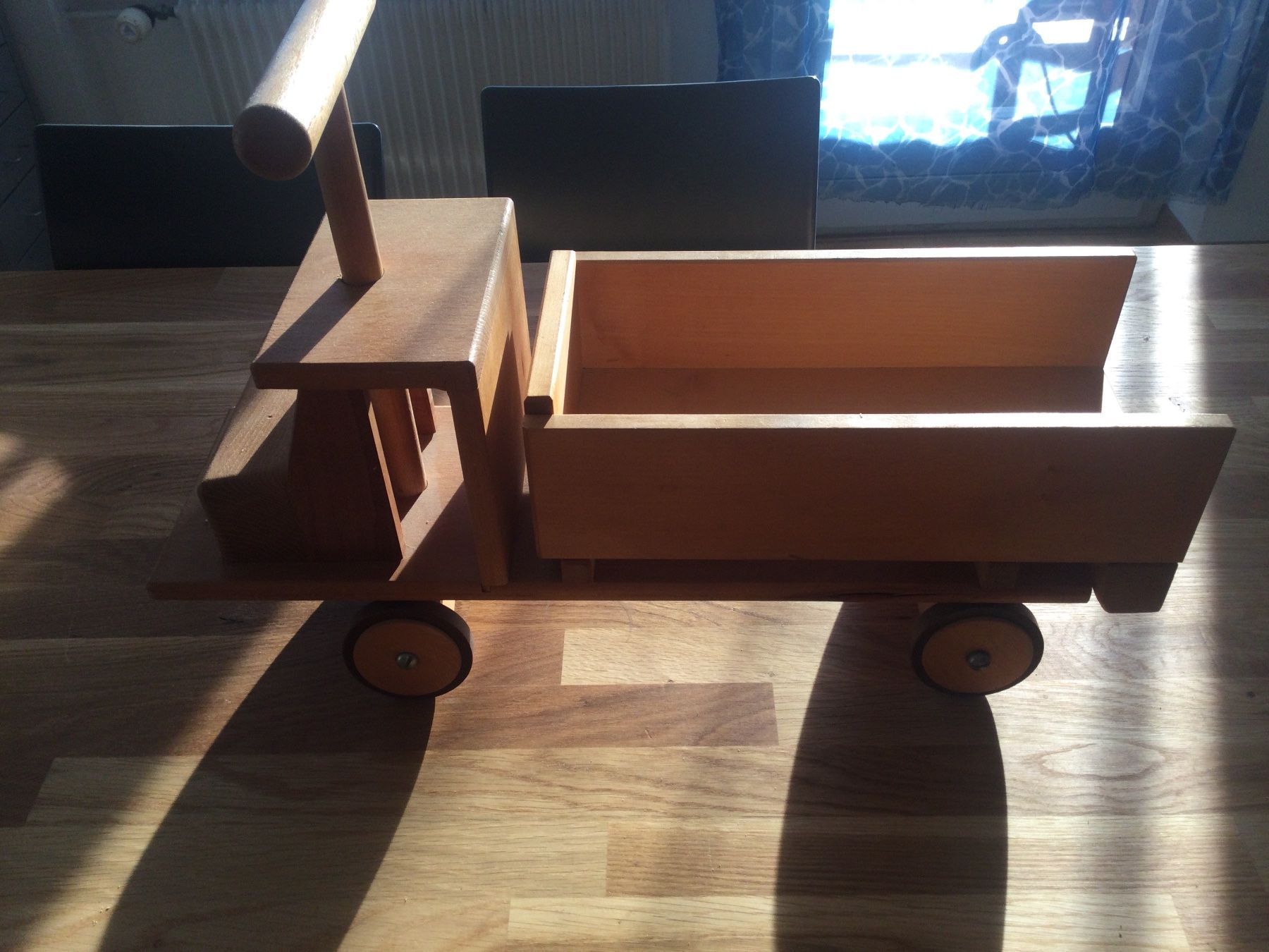Autoribaltabili: CAMION EN BOIS POUR ENFANTS – Usato da Brügg BE venduto da traindenuit 1