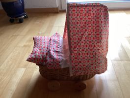 Puppenwagen aus Weidengeflecht