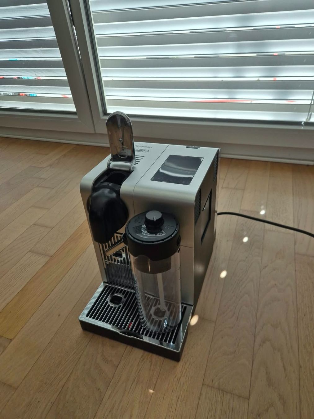 Macchine per caffè & Macchine per espresso: Nespresso DELONGHI Lattissima Pro – Usato da Herisau venduto da Frenchy. 1