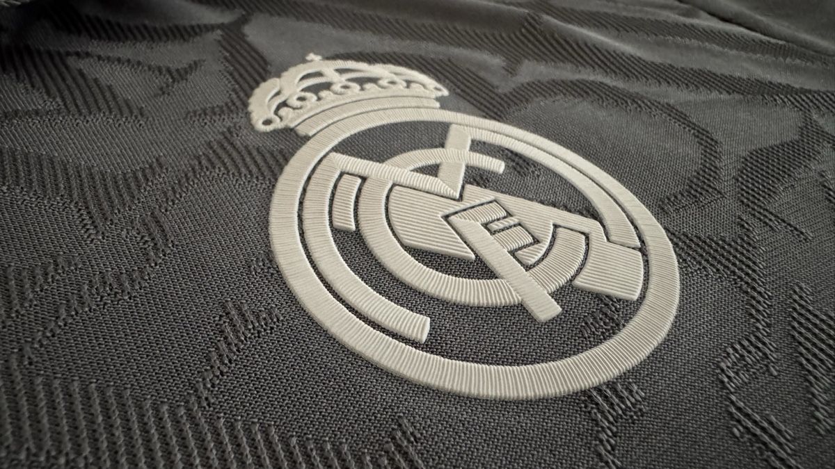 Real Madrid Canottiere & Pantaloni: Real Madrid Maillot Authentique Third 24/25 Gris Graphite – Nuovo (secondo la descrizione) da Rheinfelden venduto da flo_6rzz 4