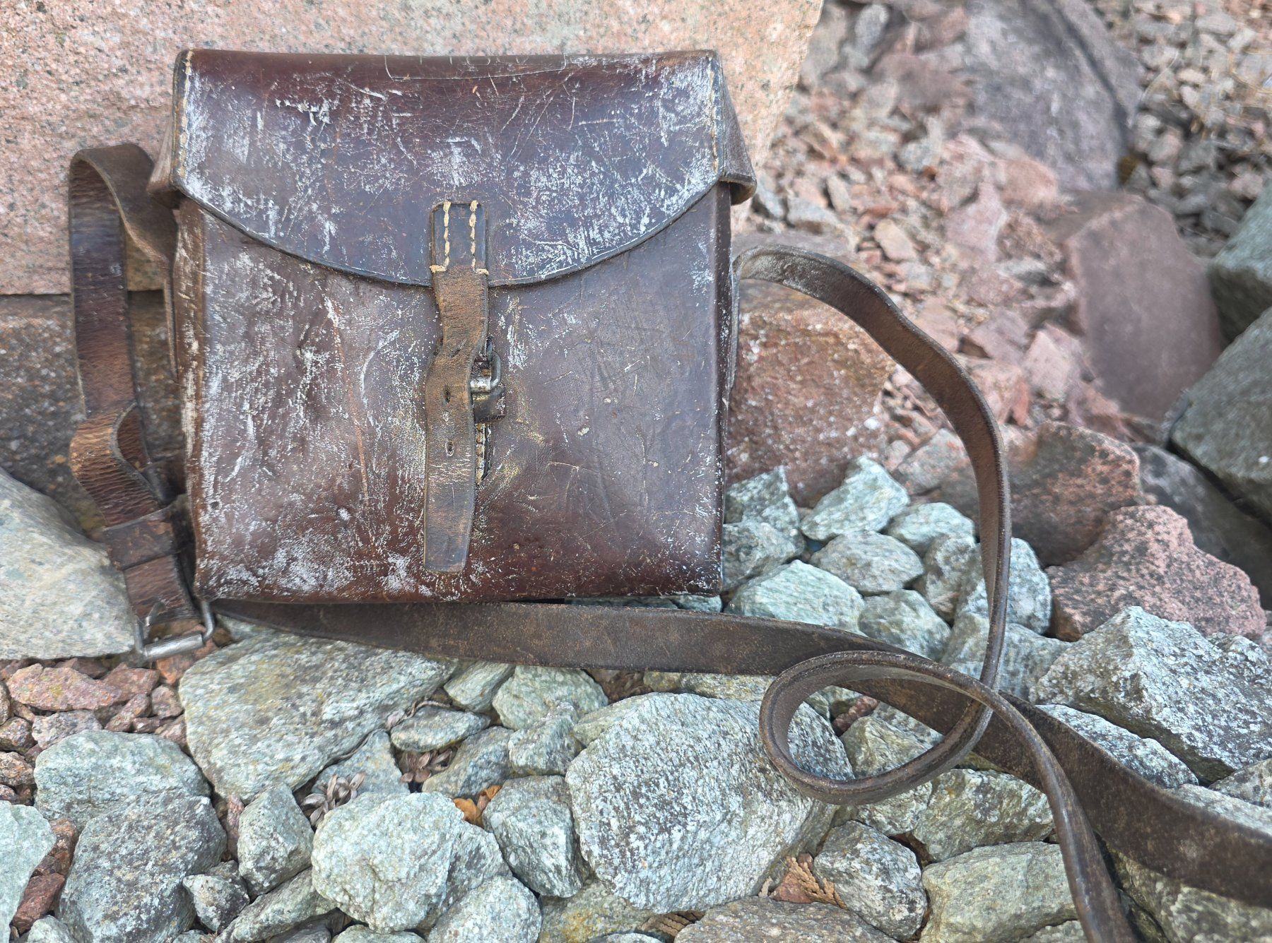 Schweizer Armee Borse: CH Armee Ledertasche mit Putzzeug – Usato da Obermumpf venduto da oiskypoisky 1