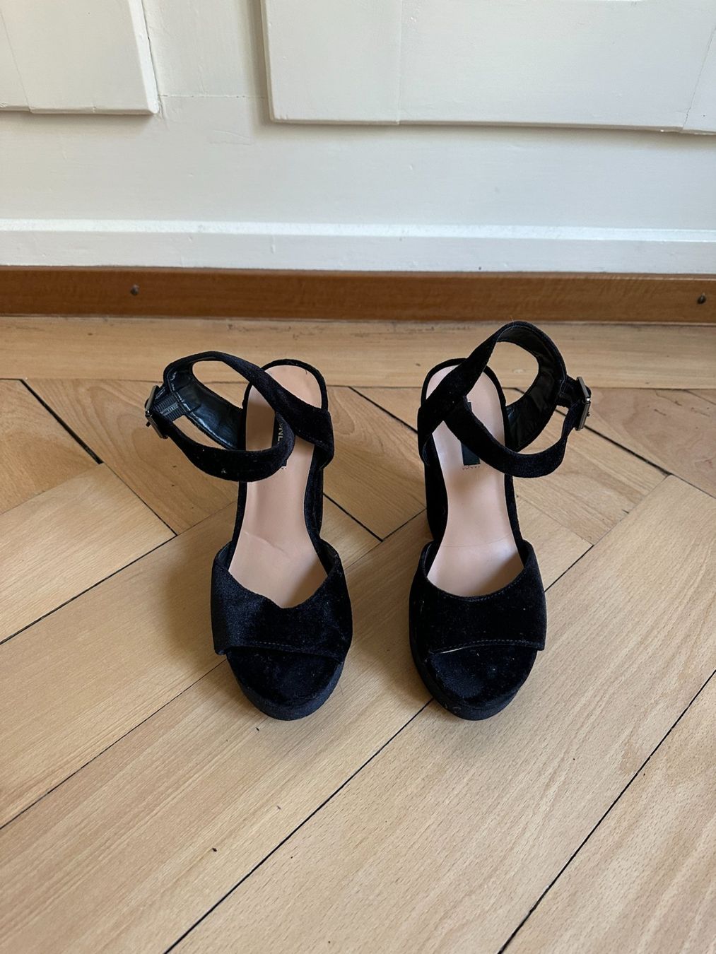 Only Scarpe da donna: ONLY - Samt Plateau Sandalette schwarz 36 – Usato da Zürich venduto da Diazaio 1