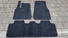 Tesla model Y floor mats (like new)