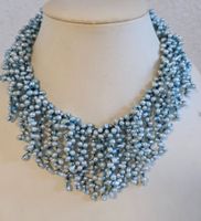 Perlenkette mit Hunderten hellblauer Perlen