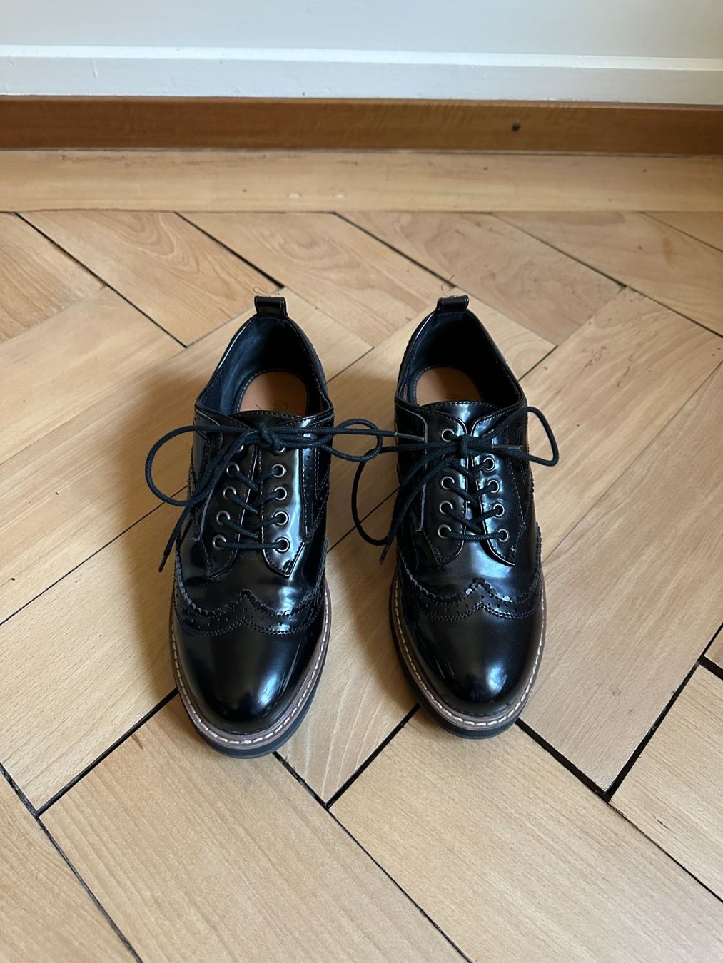 Pepe Jeans Scarpe da donna: PEPE JEANS - Lack Leder Budapester schwarz 39 – Usato da Zürich venduto da Diazaio 1
