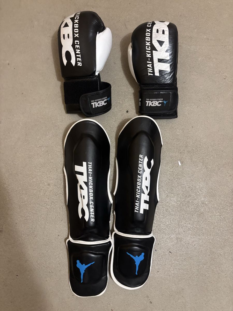 Sonstige Accessoires für Herren: Kickboxing Gloves and Shin Guards Set Black – Neu (gemäss Beschreibung) aus steinhausen von pat_nc2x